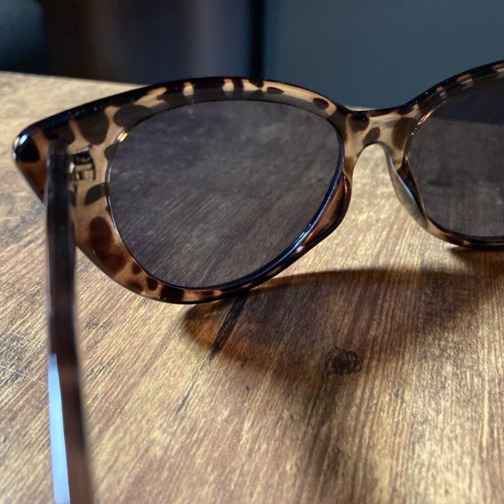 NWOT Unbranded Women's Tortoise Shell Cat Eye Sunglasses with Dark Lenses - Picture 5 of 7